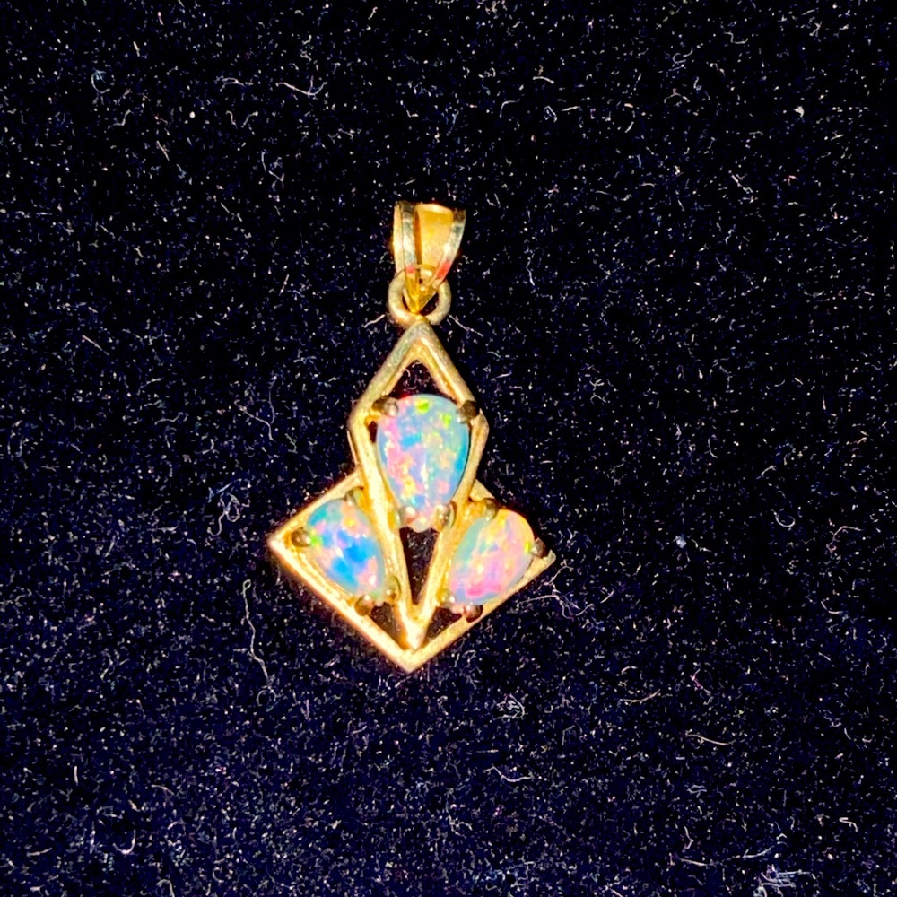 Beautiful 10k gold genuine opal pendant